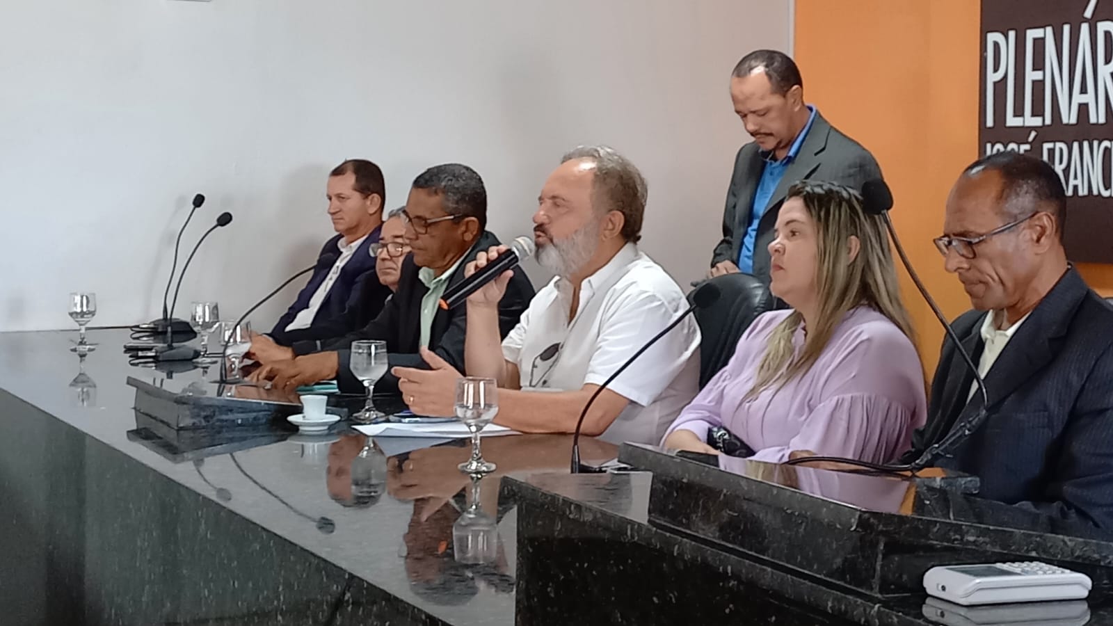 VEREADORES APROVAM PROJETO DO PREFEITO LUCAS SANTOS QUE CONCEDE REAJUSTE SALARIAL DE 15% AOS PROFESSORES