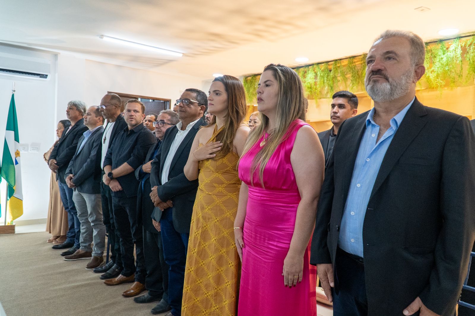 VEREADORES REALIZAM SESSÃO SOLENE PARA ENTREGA DE TÍTULOS DE CIDADÃOS HONORÁRIOS