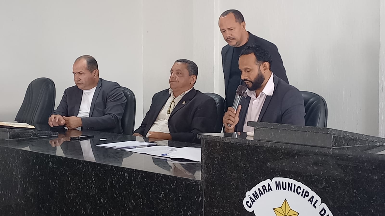 VEREADORES APROVAM PROJETO DE LEI DE AUTORIA DO PREFEITO LUCAS SANTOS QUE GARANTE O DÉCIMO QUARTO SALÁRIO DOS SERVIDORES DA EDUCAÇÃO